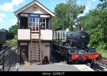 Ex-GWR 5101 locomotiva classe No.4141 trae in stazione Ongar passato la casella segnale. Foto Stock