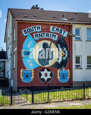 South East Antrim UDA UFF murale nel Monkstown station wagon raffiguranti mascherata, armati lealisti pistolero holding AK47 arma. Foto Stock