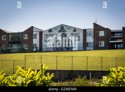 Preparati per la pace, pronto per la guerra lealisti murale ad ingresso a Mount Vernon Estate a Belfast nord. Foto Stock