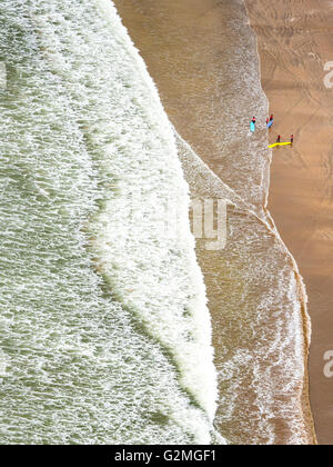 Vista aerea, spiaggia sabbiosa di Lahinch con surfers, Lahinch a Liscannor Bay, un Leacht, County Clare, County Clare, Irlanda, Foto Stock