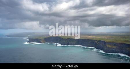 Vista aerea, scogliere di Moher, O'Brian's Tower, della torre di vedetta sulle scogliere di Moher, coste rocciose, scogliere, County Clare,Clare Foto Stock