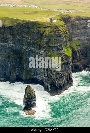 Vista aerea, scogliere di Moher, O'Brian's Tower, della torre di vedetta sulle scogliere di Moher, coste rocciose, scogliere, County Clare,Clare Foto Stock