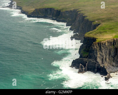 Vista aerea, scogliere di Moher, O'Brian's Tower, della torre di vedetta sulle scogliere di Moher, coste rocciose, scogliere, County Clare,Clare Foto Stock