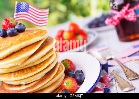 Una pila di frittelle fatte in casa con frutta fresca. Foto Stock