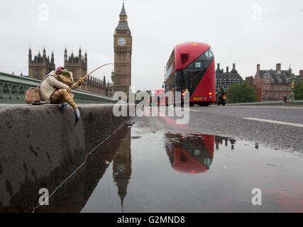 Solo uso editoriale una scultura in miniatura di Beatrix Potter character il sig. Jeremy Fisher sul Westminster Bridge di Londra, che è stato aggiornato per il XXI secolo da artista di strada Marcus Crocker nella celebrazione del centocinquantesimo anniversario dell'autore della nascita. Foto Stock