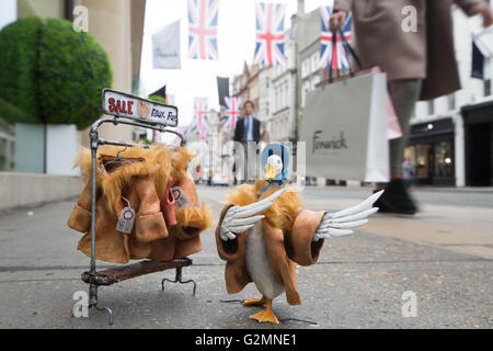 Solo uso editoriale una scultura in miniatura di Beatrix Potter carattere Puddle-Duck Jemina, che è stato aggiornato per il XXI secolo da artista di strada Marcus Crocker nella celebrazione del centocinquantesimo anniversario dell'autore la nascita, come è visualizzata in Londra. Foto Stock