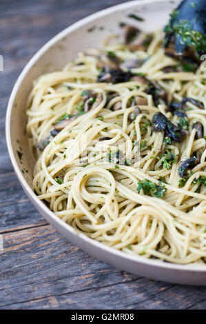 Italian pasta con funghi e pesto Foto Stock