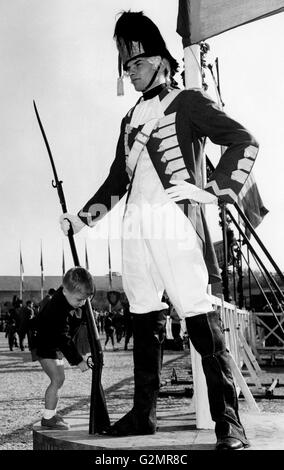 Roma,una guardia in uniforme alta in occasione della ricorrenza della festa della repubblica,1960 Foto Stock