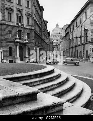 La cupola di San Pietro si vede dall'entrata dell'ospedale Santo Spirito,roma 1959 Foto Stock