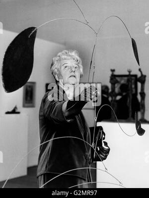 Londra,Peggy Guggenheim ritratto di fronte a Alexander Calder scultura,1964 Foto Stock