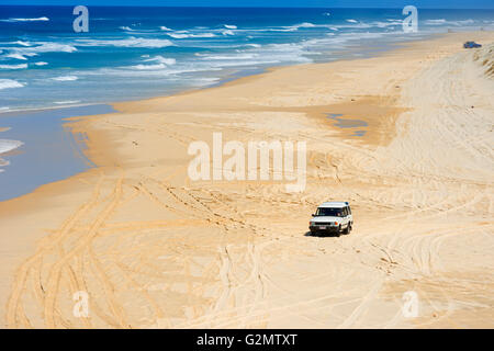 Con trazione a quattro ruote motrici sul veicolo settantacinque Mile beach, 75 miglia di spiaggia, Great Sandy national park, l'isola di Fraser, Queensland Foto Stock