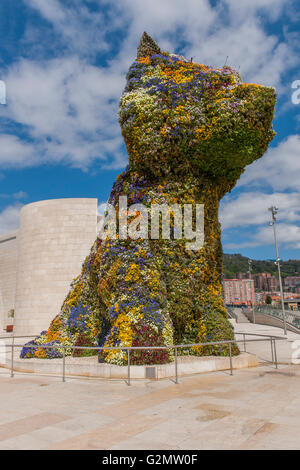 Cucciolo di scultura di Jeff Koons davanti il Guggenheim Museum Bilbao Bilbao, Paesi Baschi Foto Stock