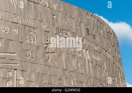 Il granito grigio facciata scolpita con vari personaggi, Bibliotheca Alexandrina o biblioteca di Alessandria, Bibliotheca Alexandrina Foto Stock