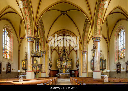 Interno del neo-gotica chiesa parrocchiale di Santa Maria Assunta, costruita da Matthias Berger, Partenkirchen, Garmisch-Partenkirchen District Foto Stock