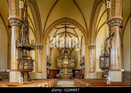 Interno con pulpito e coro del neo-gotica chiesa parrocchiale di Santa Maria Assunta, costruita da Matthias Berger, Partenkirchen Foto Stock