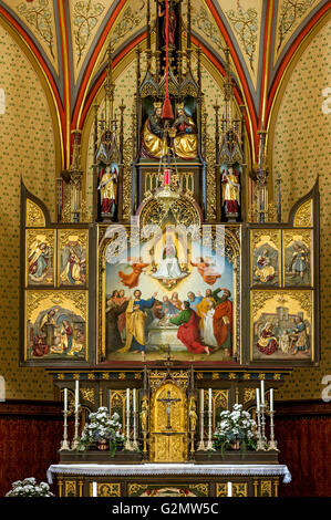 Altare maggiore nel coro del neo-gotica chiesa parrocchiale di Santa Maria Assunta, costruita da Matthias Berger, Partenkirchen Foto Stock