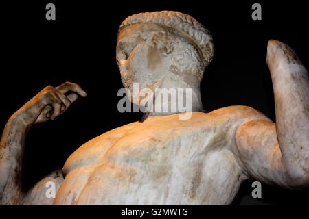 Statua in marmo della Diadoumenos (Gioventù legatura di un filetto intorno alla sua testa) 10 A.C. Foto Stock