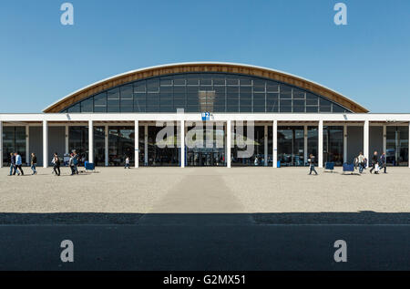 FRIEDRICHSAFEN, Germania - 20 aprile 2016. Al di fuori del centro espositivo di Friedrichshafen Airport in Germania Foto Stock