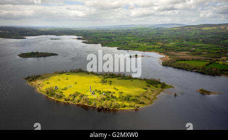 Vista aerea, Isola Santa, Santa Islanda con monastero fatiscente, lago Derg, Lough Derg sul fiume Shannon, County Clare, Foto Stock