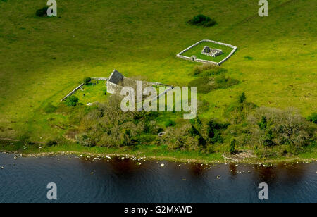 Vista aerea, Isola Santa, Santa Islanda con monastero fatiscente, lago Derg, Lough Derg sul fiume Shannon, County Clare, Foto Stock