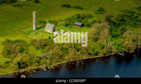 Vista aerea, Isola Santa, Santa Islanda con monastero fatiscente, lago Derg, Lough Derg sul fiume Shannon, County Clare, Foto Stock