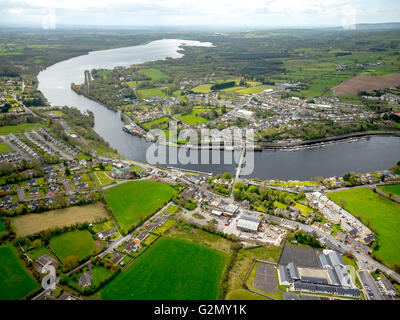 Killaloe Co.Clare und gegenüber Ballina Co Tipperary sul fiume Shannon, Brücke , County Clare, Tipperary, Irlanda, Europa Foto Stock
