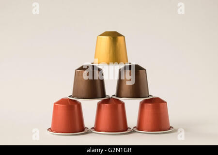 Raccolta di cialde di caffè contro uno sfondo bianco Foto Stock