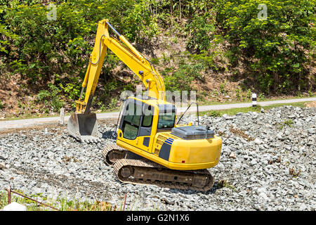 Escavatore roccia di scavo sul sito di costrizione Foto Stock