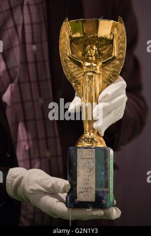 Londra, Regno Unito. 1 Giugno 2016. Di Pele replica di Jules Coppa Rimet. Premere Anteprima di Pele - La collezione, una vendita gestito da Julien's aste al Mall Galleries. Le principali includono di Pele Jules Rimet Trophy; 1958, 1962 e 1970 World Cup medaglie; Santos FC gioco usurato maglioni e scarponi; premi ricevuti durante la riproduzione con Santos FC; il suo 1977 New York Cosmos campionato NASL anello; FIFA Player del secolo premio; L'Equipe atleta del secolo premio; 2007 presidente della FIFA's Award e la torcia usato da Pele quando correva nel 2004 Olimpiadi di estate relè torcia. Foto Stock