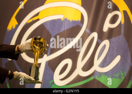 Londra, Regno Unito. 1 Giugno 2016. Di Pele replica di Jules Coppa Rimet. Premere Anteprima di Pele - La collezione, una vendita gestito da Julien's aste al Mall Galleries. Le principali includono di Pele Jules Rimet Trophy; 1958, 1962 e 1970 World Cup medaglie; Santos FC gioco usurato maglioni e scarponi; premi ricevuti durante la riproduzione con Santos FC; il suo 1977 New York Cosmos campionato NASL anello; FIFA Player del secolo premio; L'Equipe atleta del secolo premio; 2007 presidente della FIFA's Award e la torcia usato da Pele quando correva nel 2004 Olimpiadi di estate relè torcia. Foto Stock