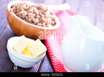 Grano saraceno con il latte e il burro nel recipiente Foto Stock