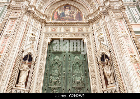 Il Duomo di Firenze, Cattedrale di Santa Maria del Fiore, il portale principale, Firenze, Toscana, Italia Foto Stock