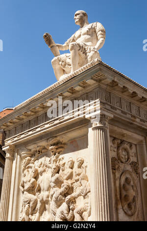 Statua di Giovanni delle Bande Nere noto anche come Giovanni di Bicci de' Medici, Piazza San Lorenzo, Firenze, Italia Foto Stock