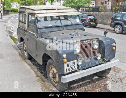 OXFORD CITY UN VECCHIO LAND ROVER VEICOLO PARCHEGGIATO IN COWLEY PLAIN Foto Stock