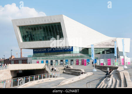 Il Museo di Liverpool al Pier Head inaugurato nel 2011 in un edificio progettato da architetti danesi 3XN. Foto Stock