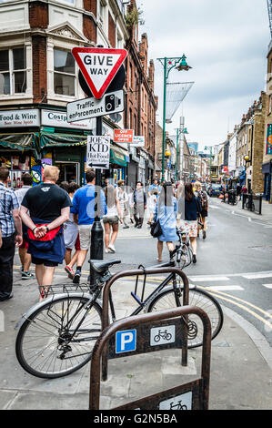 Londra, UK, 23 agosto 2015: la gente camminare su Brick Lane, è famosa per le sue numerose case di curry e per essere una vibrante arte un Foto Stock