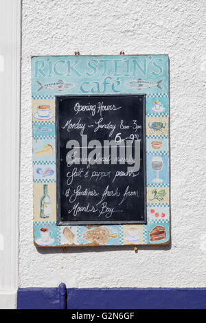 Daily Specials menu board fuori Rick Stein's Cafe a Padstow. Foto Stock