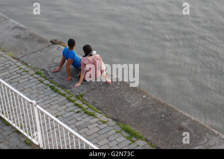 Affettuosa giovane da the Waterside Anversa Belgio Europa Foto Stock