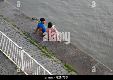 Affettuosa giovane da the Waterside Anversa Belgio Europa Foto Stock