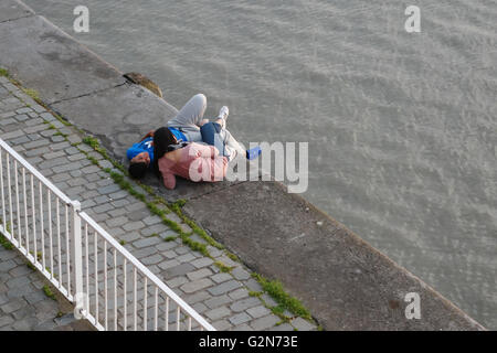 Affettuosa giovane da the Waterside Anversa Belgio Europa Foto Stock