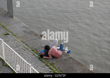 Affettuosa giovane da the Waterside Anversa Belgio Europa Foto Stock