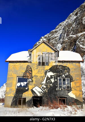 LOFOTEN,NORVEGIA-febbraio 29, 2016: Pobel, famoso Norwegian graffiti decorano case abbandonate da tutte le isole Lofoten fiordi in febbraio Foto Stock