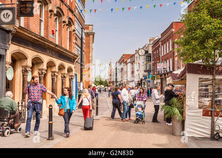 People shopping a Worcester High Street, Worcestershire, England, Regno Unito Foto Stock
