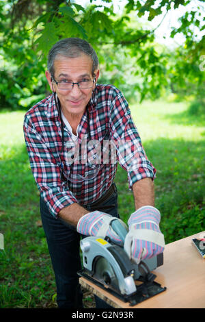 Carpenter il taglio di un pannello con una sega circolare Foto Stock
