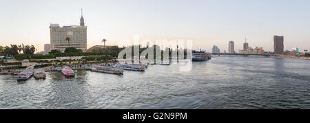 Il Cairo, Egitto - 26 Maggio 2016: vista panoramica della parte barche ormeggiate sul fiume Nilo sull'isola di Zamalek in centro al Cairo. Foto Stock