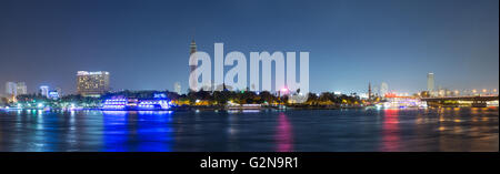 Vista panoramica dell'isola di Zamalek in centro al Cairo di notte, con i suoi famosi ristoranti in barca sul fiume Nilo. Foto Stock