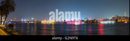 Ampia vista panoramica dell'isola di Zamalek in centro al Cairo di notte, con i suoi famosi ristoranti in barca sul fiume Nilo. Foto Stock