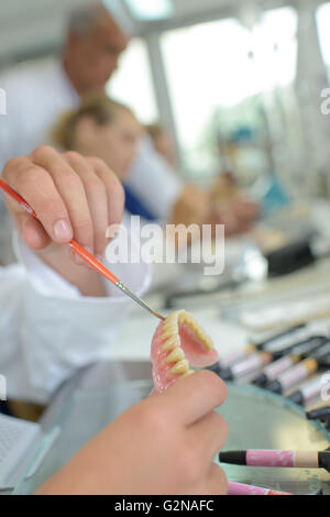 Primo piano della odontotecnico lavora su dentiere Foto Stock