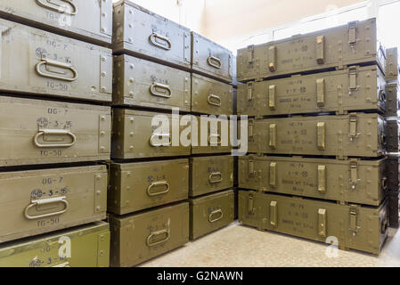 Verde scatole di munizioni con granate lanciate con lanciarazzi (RPG) in una munizione producendo la fabbrica. Altamente pericolosi esplosivi. Pronto Foto Stock