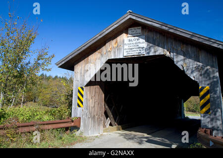 Hopkins coperta ponte che attraversa il fiume trote in Enosburg, Vermont, USA. Foto Stock